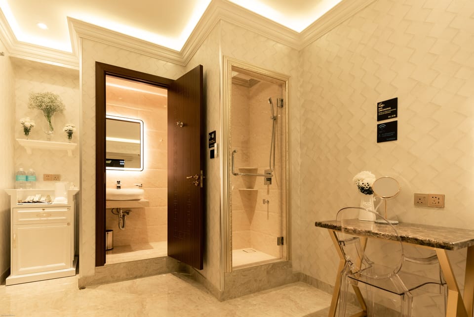 Shower, rainfall showerhead, free toiletries, hair dryer