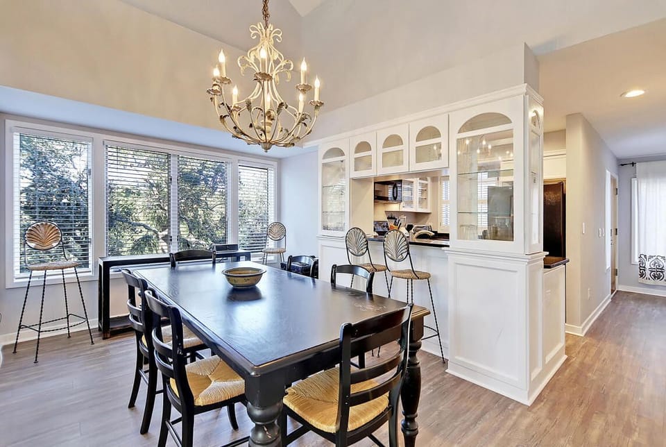 Dining area and entrance to kitchen 