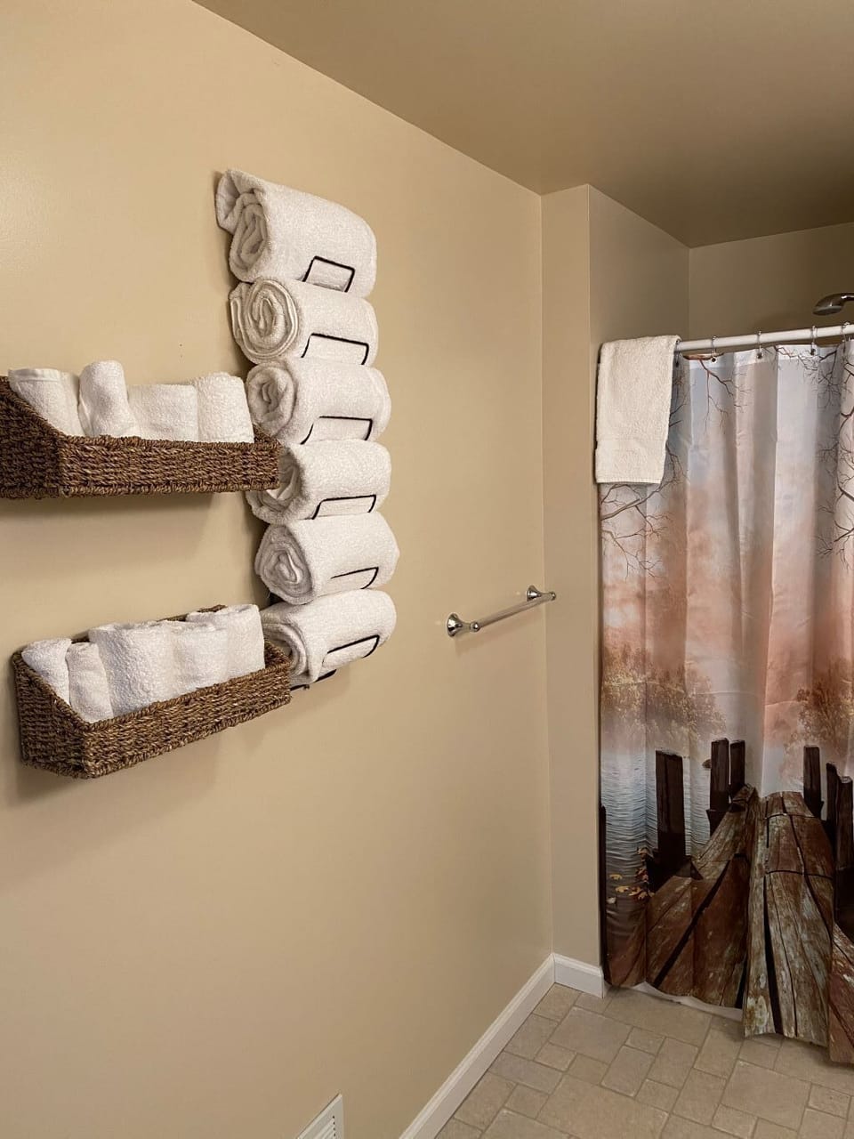 Basement full bath between bedrooms 4 and 5