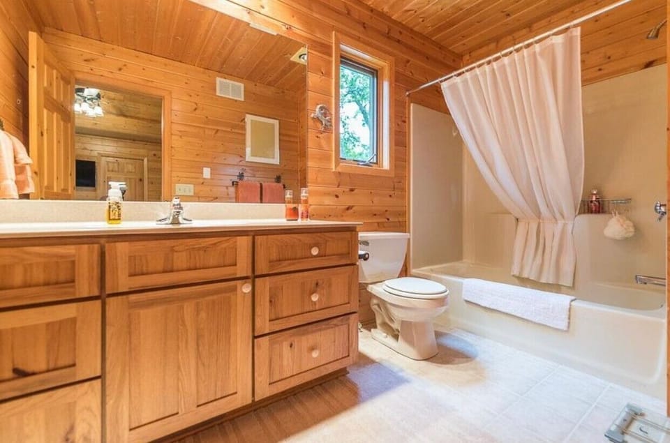 Loft Area -- Bathroom #2
