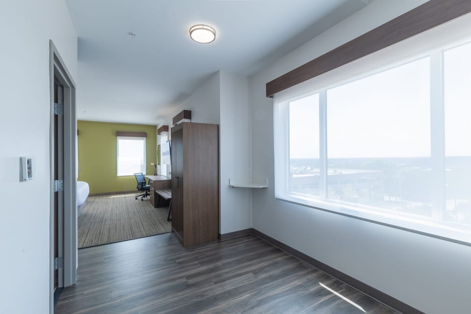 Standard Room, 1 King Bed | Premium bedding, in-room safe, individually decorated