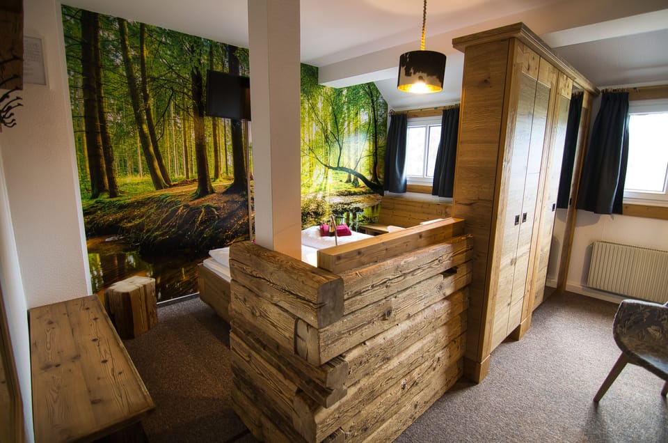 Suite | Living area | 80-cm flat-screen TV with satellite channels, TV