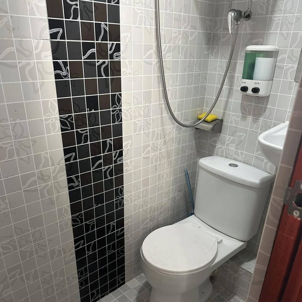 Junior Suite | Bathroom | Separate tub and shower, rainfall showerhead, free toiletries