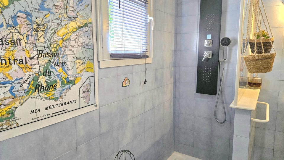 DOUCHE-JETS-MASSANTS-BAIN- CHAMBRE-HÔTES-TARN--OCCITANIE