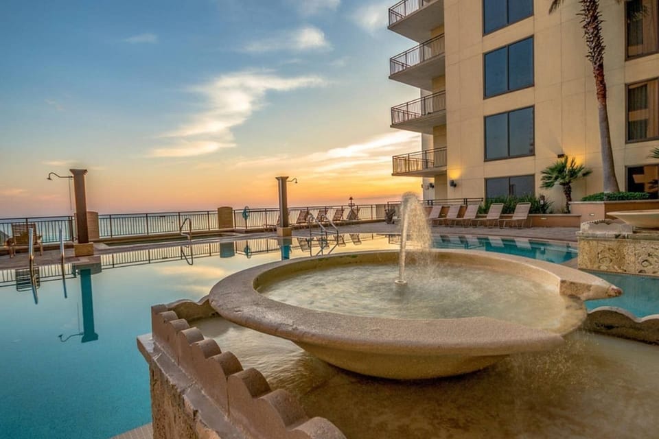 Fountain + two shower heads at the pool and hot tub on the 4th floor!