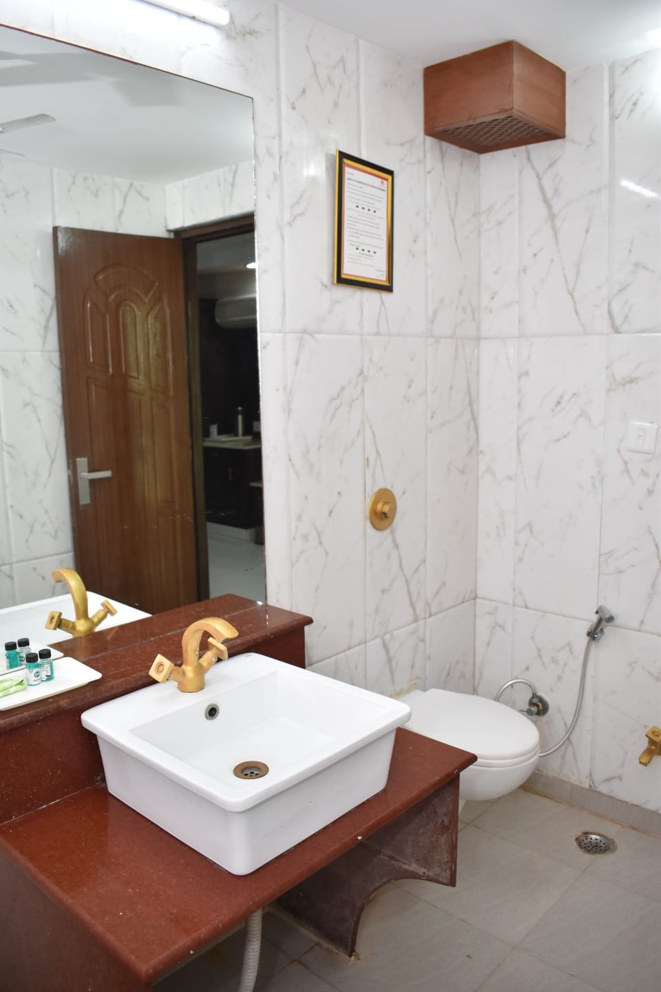 Deluxe Double Room | Bathroom | Shower, designer toiletries, bathrobes, slippers