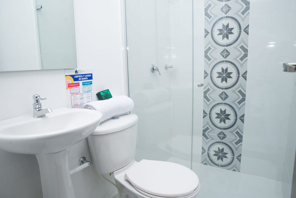Standard Triple Room | Bathroom | Shower, free toiletries, towels
