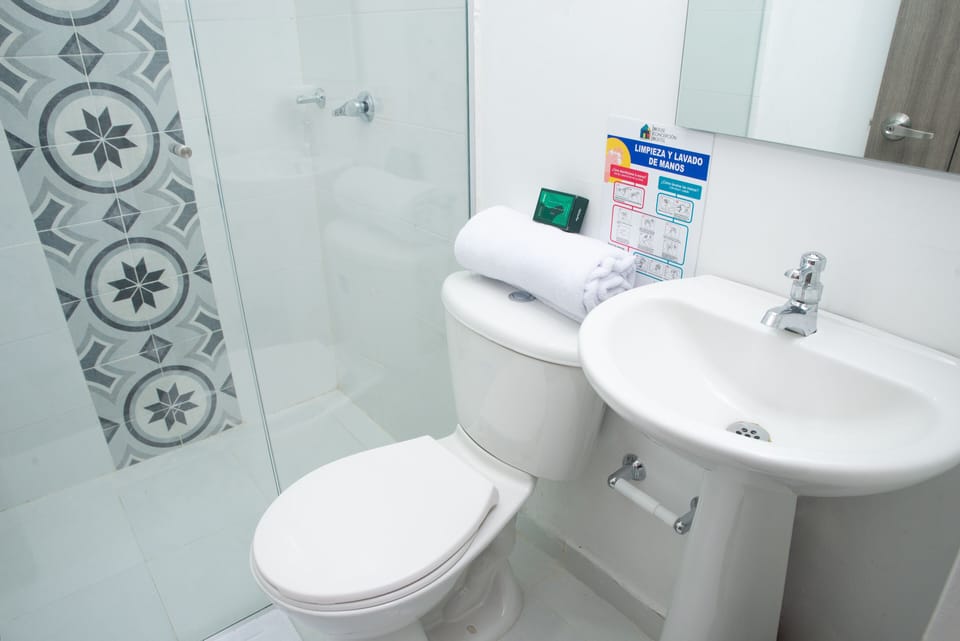 Shower, free toiletries, towels