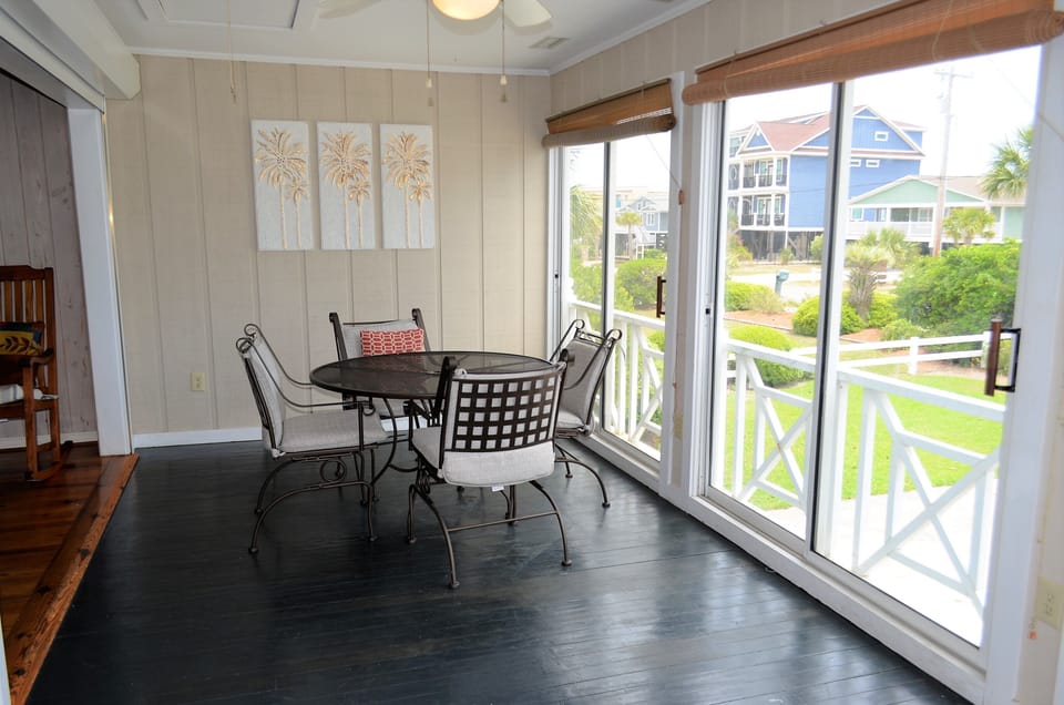 Sunporch with extra seating - perfect for games and puzzles!