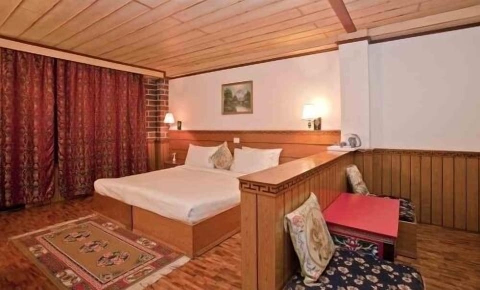 Minibar, in-room safe, desk, rollaway beds (surcharge)