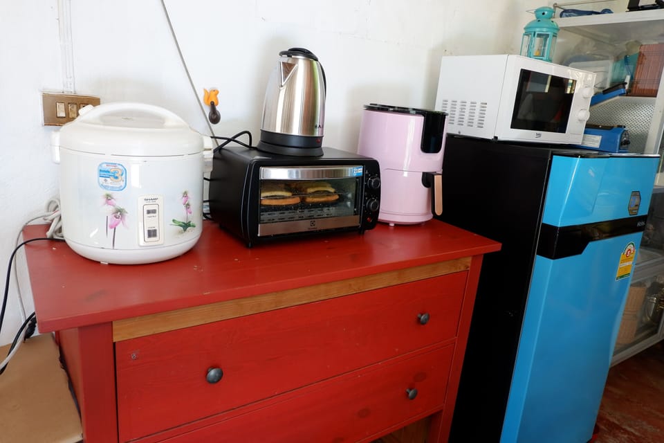 Standard Room | Shared kitchen facilities | Full-size fridge, microwave, oven, stovetop