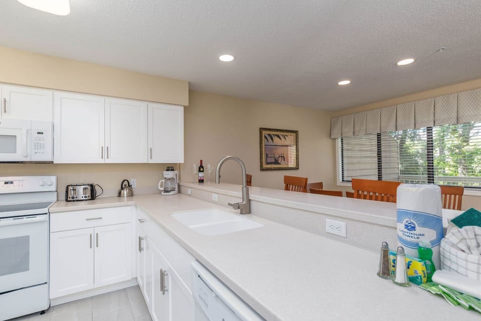 Townhome, 2 Bedrooms | Private kitchen | Full-size fridge, microwave, oven, stovetop