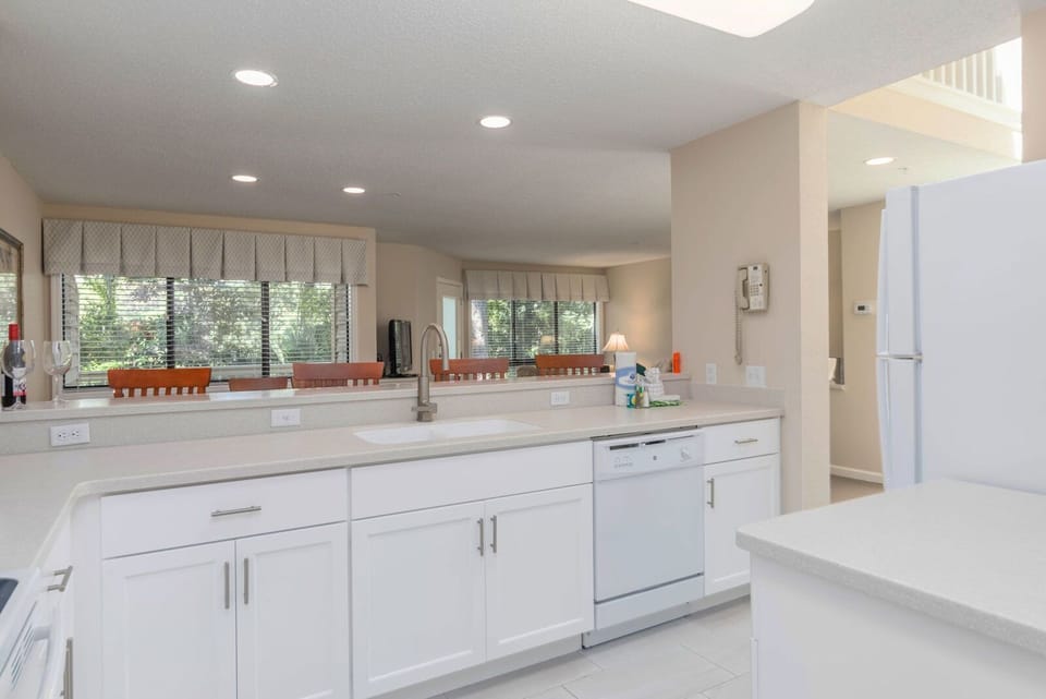 Townhome, 2 Bedrooms | Private kitchen | Full-size fridge, microwave, oven, stovetop