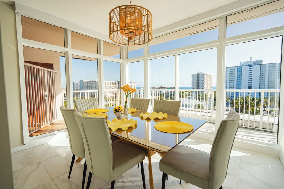 Suite (2 Room with one Master King) | Dining room