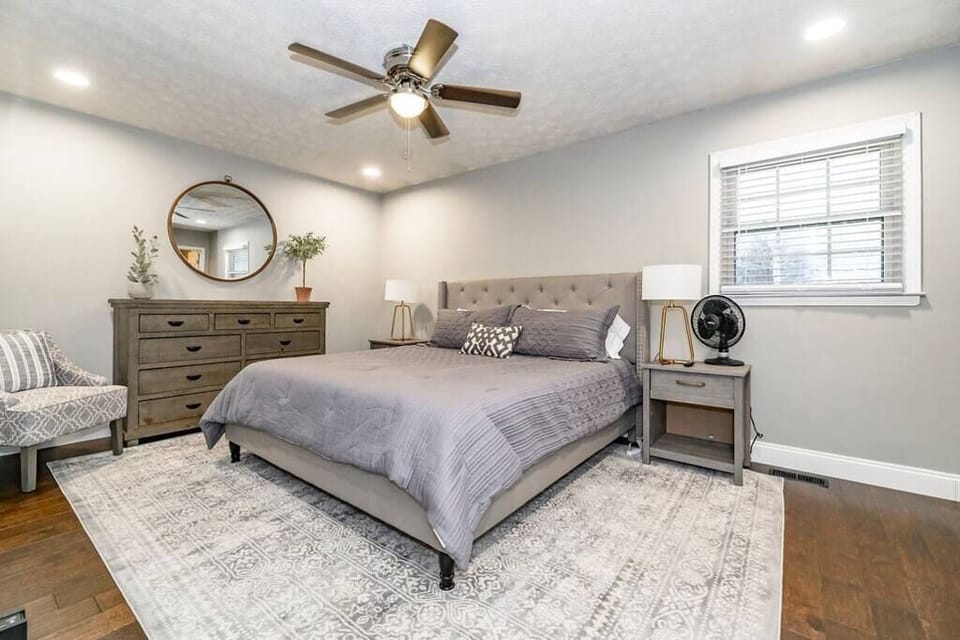 Claim
the primary
suite and let
the king bed
do exactly
what it
promises —
this is the
room where
you'll finally
pay off the
trip's sleep
debt.
