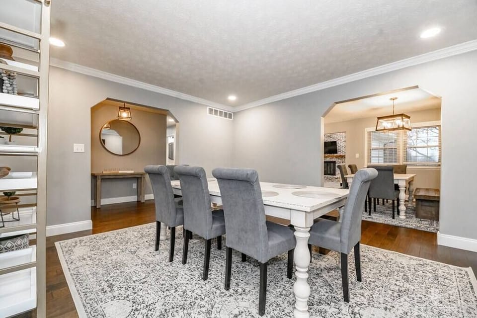 Pull
up a chair for
the first big
group dinner
— this table
sits six with
room to spare
once the
serving dishes
come out.