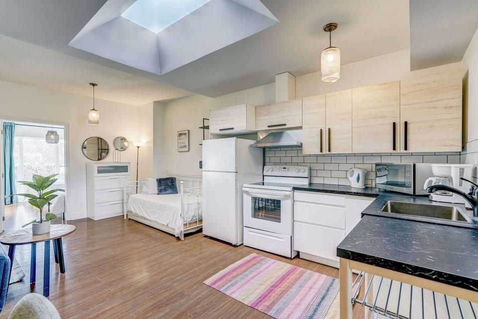 Fully equipped kitchen with a daybed next to it that converts into two single beds.