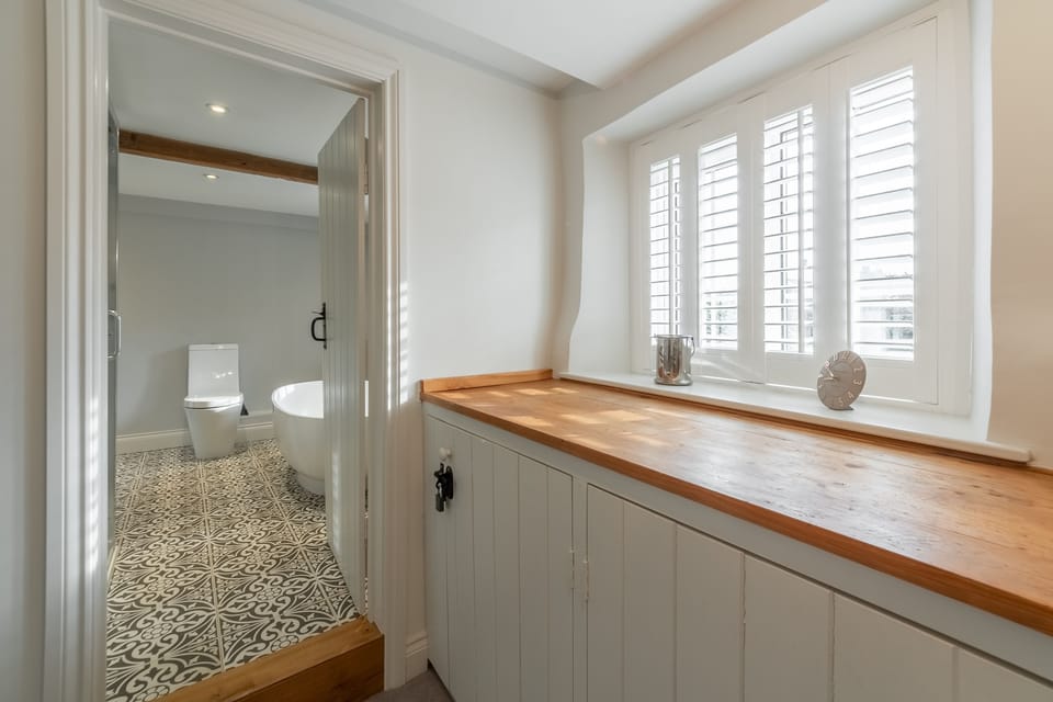 First floor: Leading to en-suite bathroom