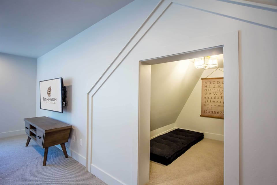 Bonus Room w/ Kids Nook - Upstairs