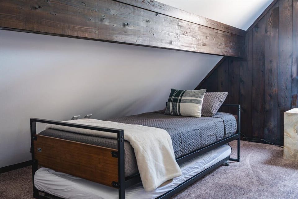 Upper level bedroom day bed and pull out bed