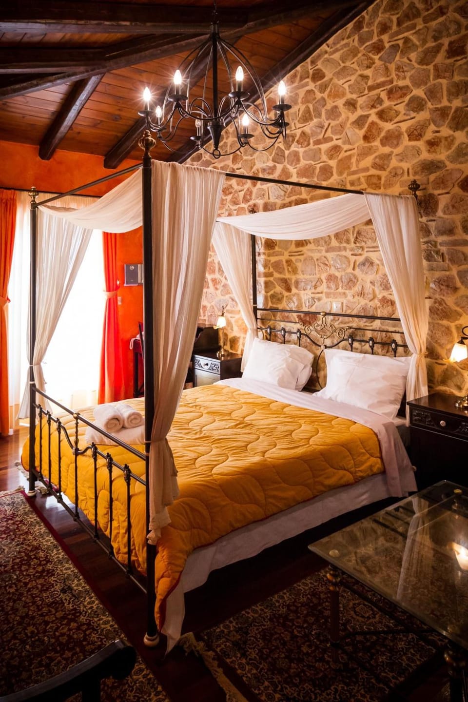 Premium bedding, desk, soundproofing, free WiFi