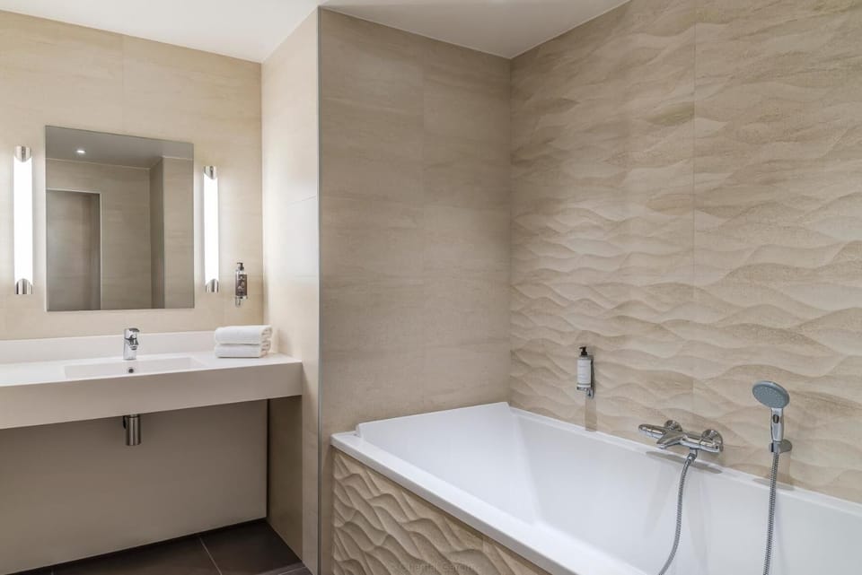 Combined shower/tub, hair dryer, towels