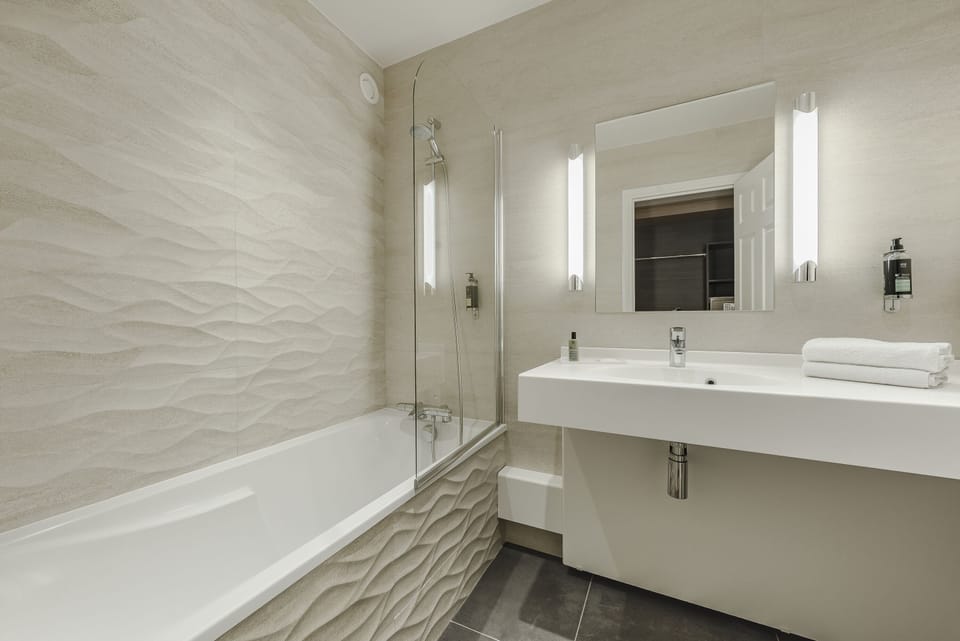 Combined shower/tub, hair dryer, towels