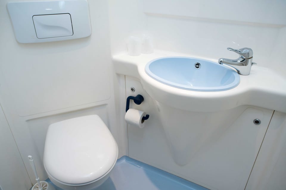 Shower, rainfall showerhead, free toiletries, towels