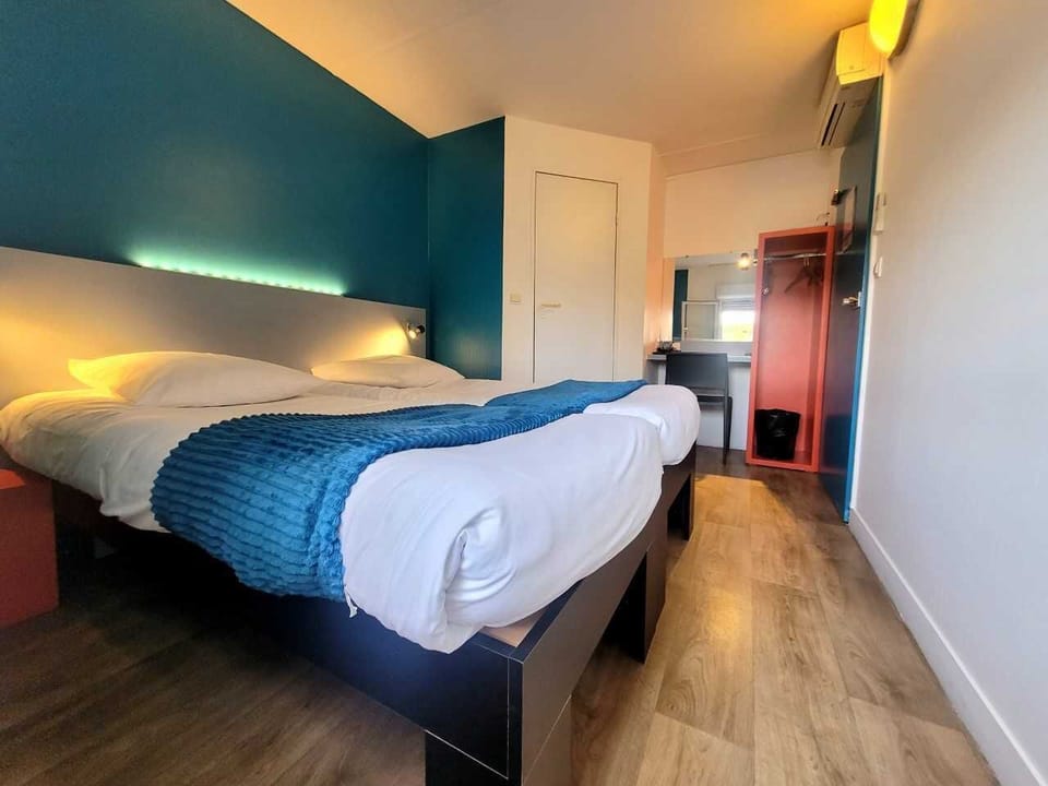 Standard Twin Room | 1 bedroom, desk, blackout drapes, iron/ironing board