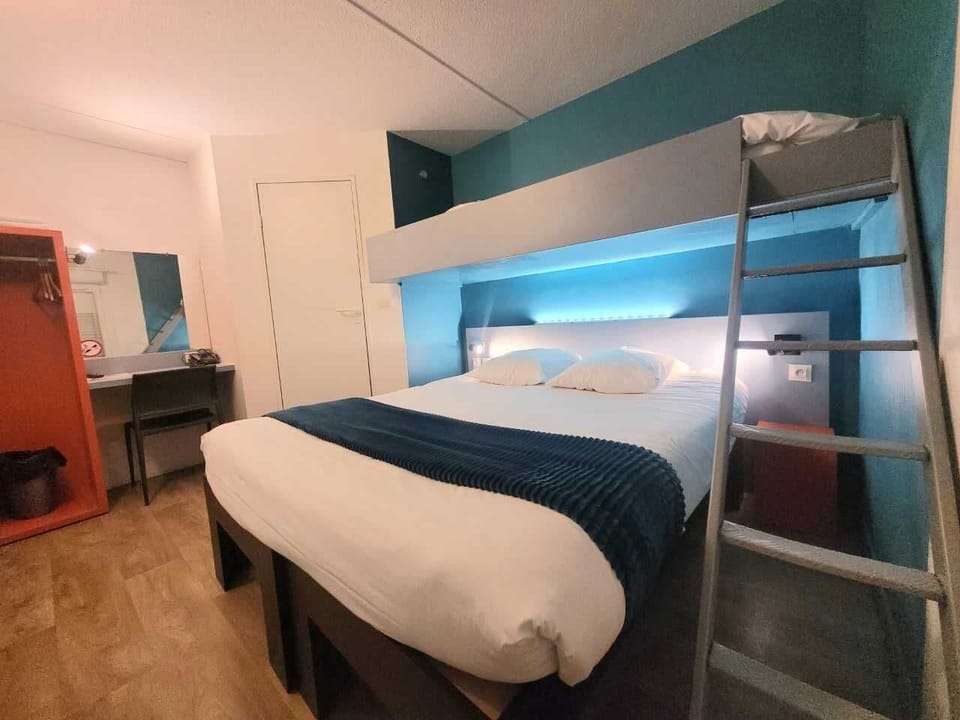 Triple Room | 1 bedroom, desk, blackout drapes, iron/ironing board