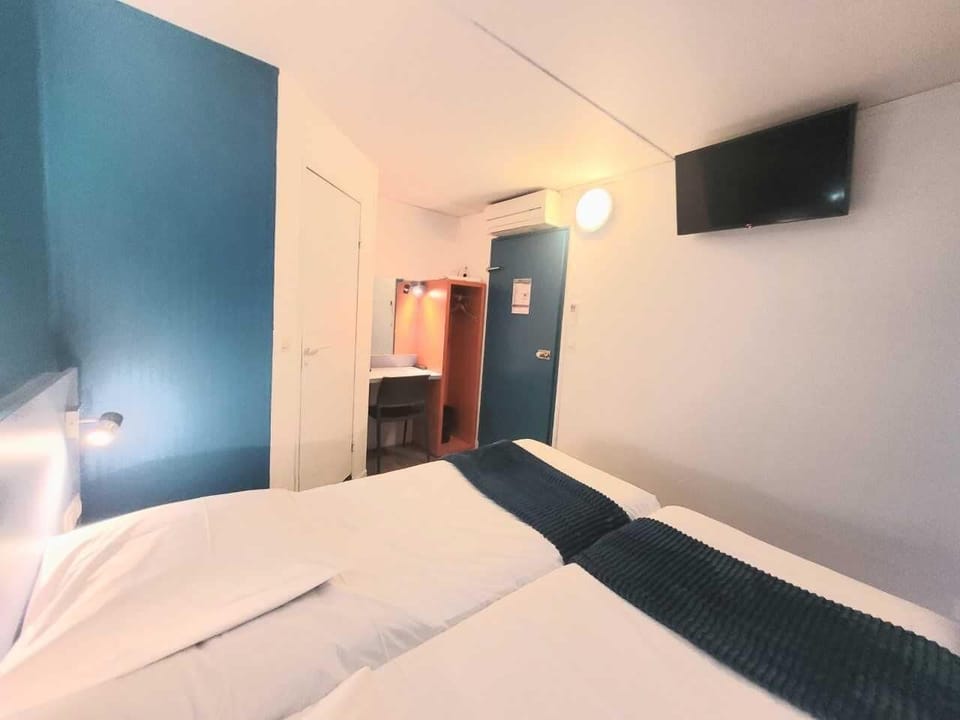 Standard Twin Room | 1 bedroom, desk, blackout drapes, iron/ironing board