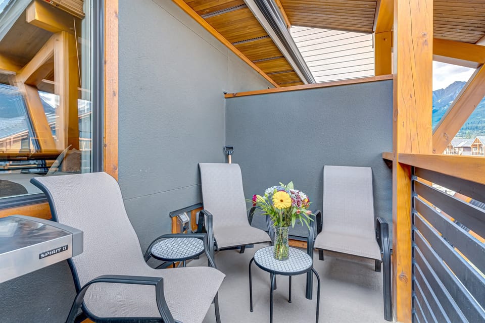 Balcony seating for 3
