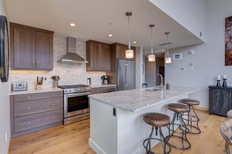 Gourmet kitchen - fully stocked!