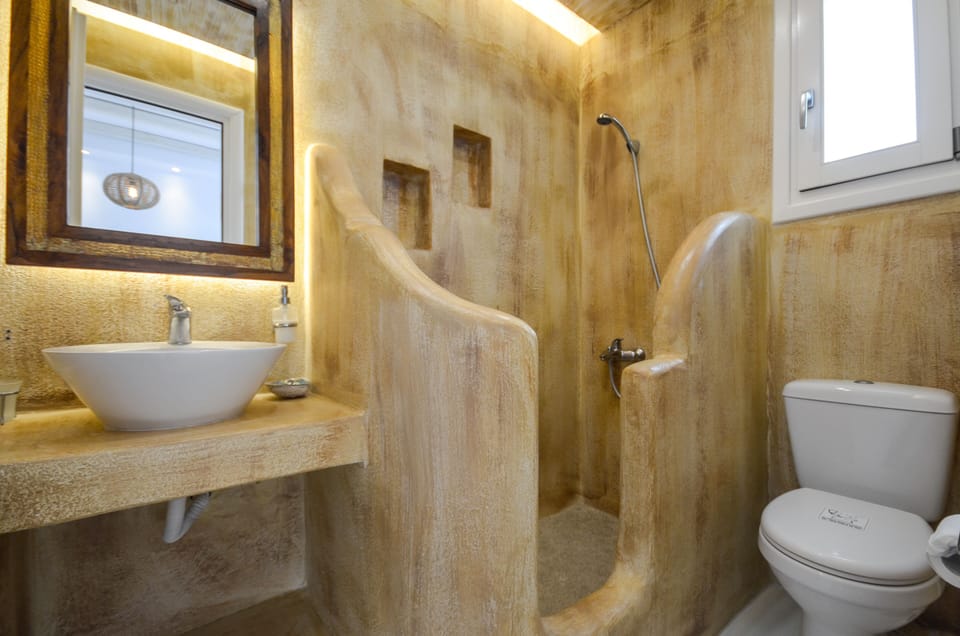 Luxury One-bedroom Apartment | Bathroom | Shower, rainfall showerhead, free toiletries, hair dryer