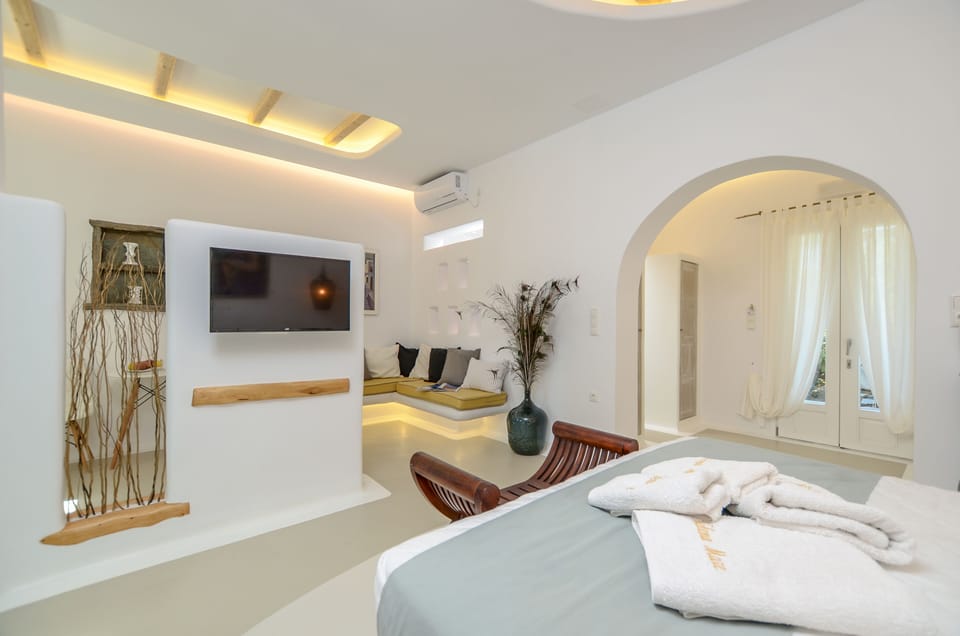 Family Suite | Hypo-allergenic bedding, minibar, in-room safe, individually decorated