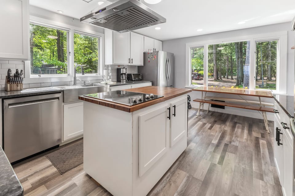 Brand new, fully stocked kitchen