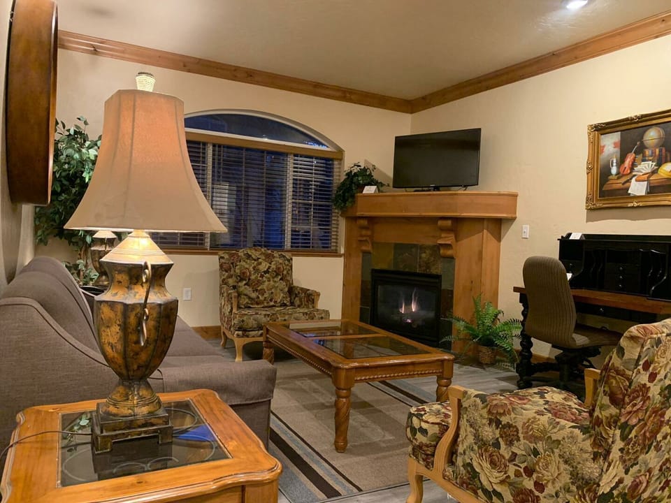 Livingroom featuring a beautiful fireplace