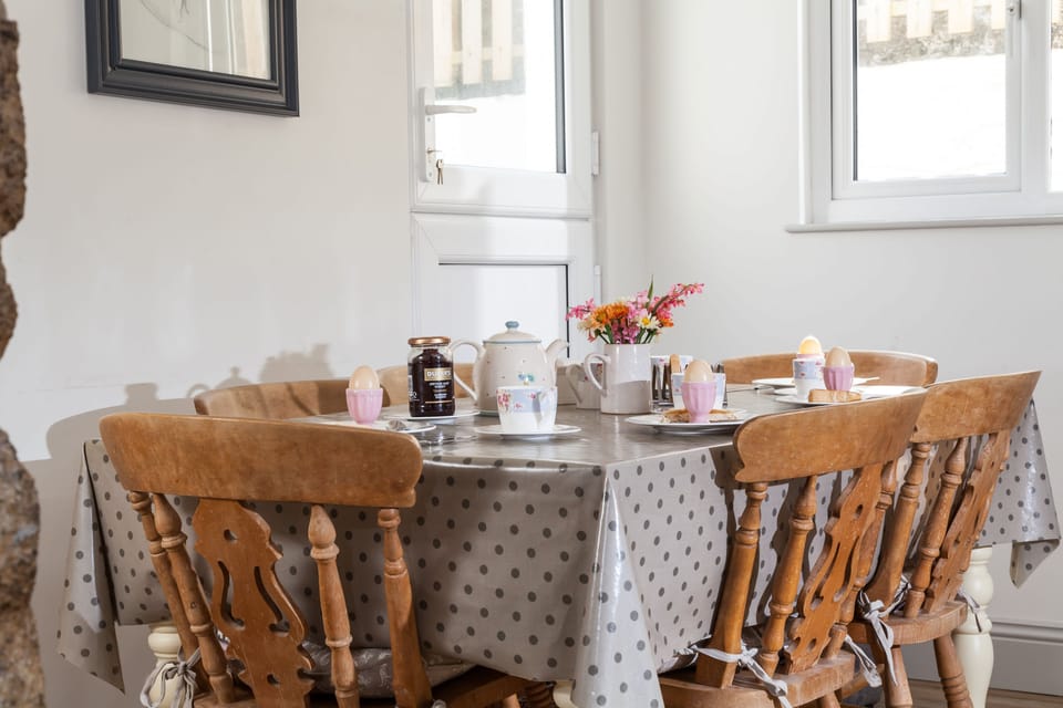 Trevarrow Cottage, Coverack. Ground floor: Gather round for a home cooked meal