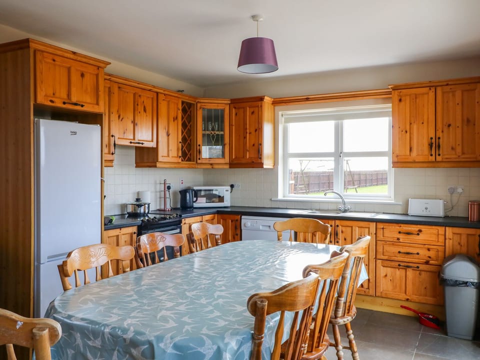 Cottage | Private kitchen | Microwave, dishwasher, electric kettle, toaster