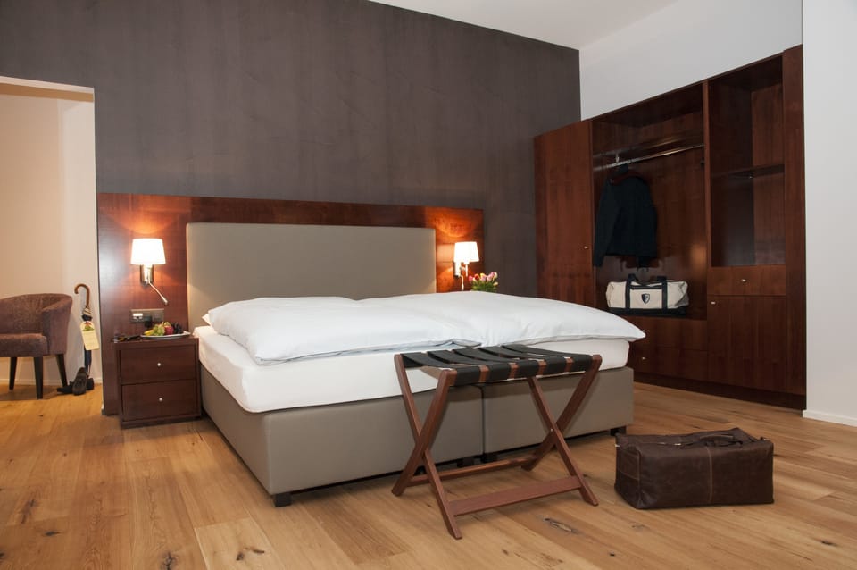 Minibar, in-room safe, desk, iron/ironing board