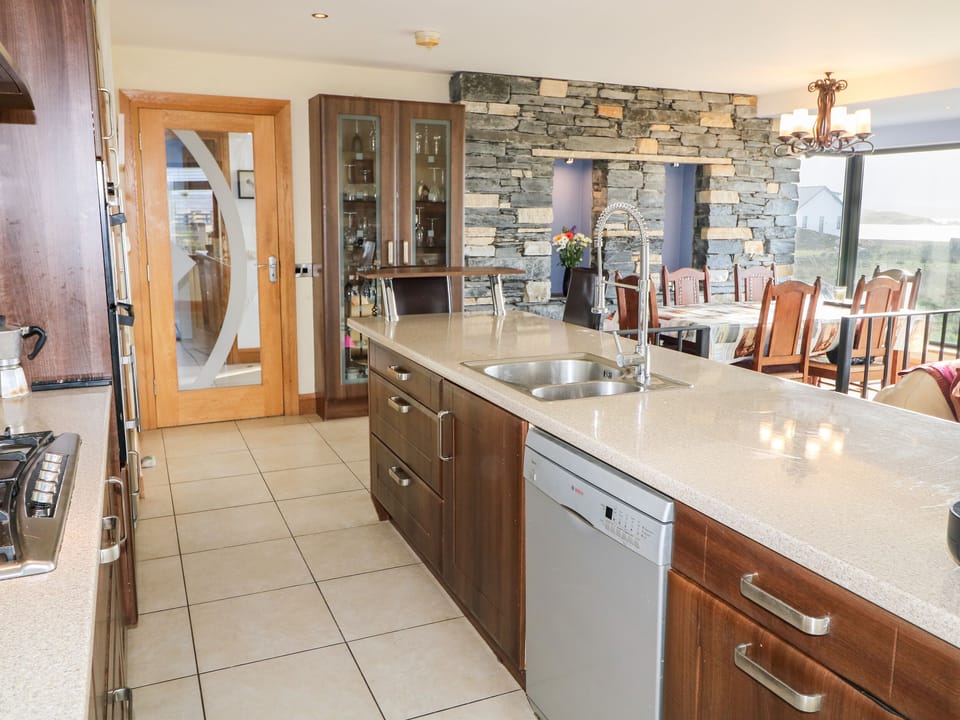 Cottage | Private kitchen | Dishwasher, electric kettle, toaster, cookware/dishes/utensils