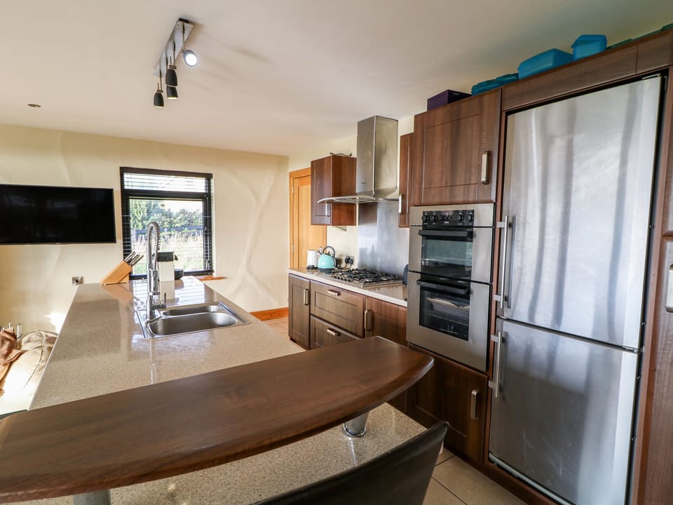 Cottage | Private kitchen | Microwave, dishwasher, electric kettle, toaster