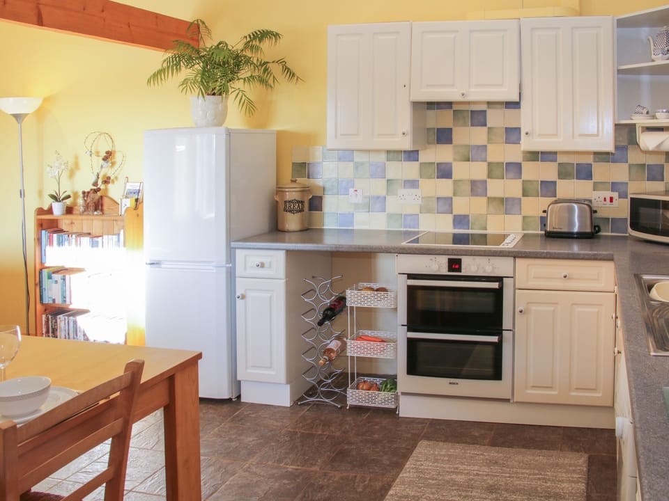 Cottage | Private kitchen | Fridge, microwave, dishwasher, electric kettle