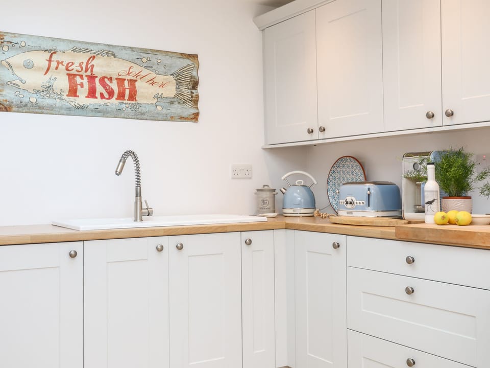 Cottage | Private kitchen | Fridge, electric kettle, toaster, cookware/dishes/utensils