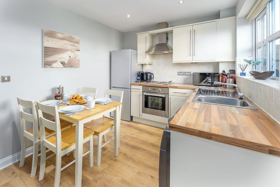 Cottage | Private kitchen | Fridge, microwave, electric kettle, toaster