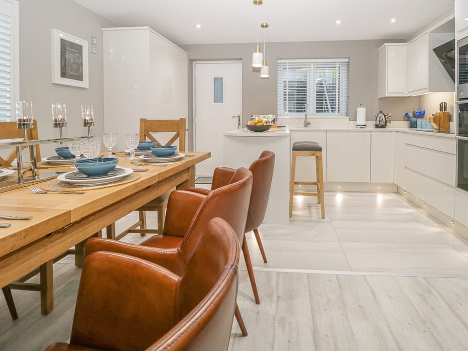 Cottage | Private kitchen | Fridge, microwave, dishwasher, electric kettle
