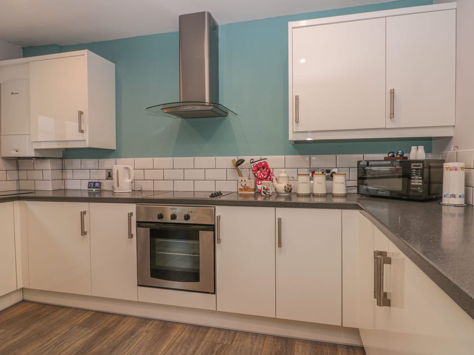 Cottage | Private kitchen | Fridge, electric kettle, toaster, cookware/dishes/utensils