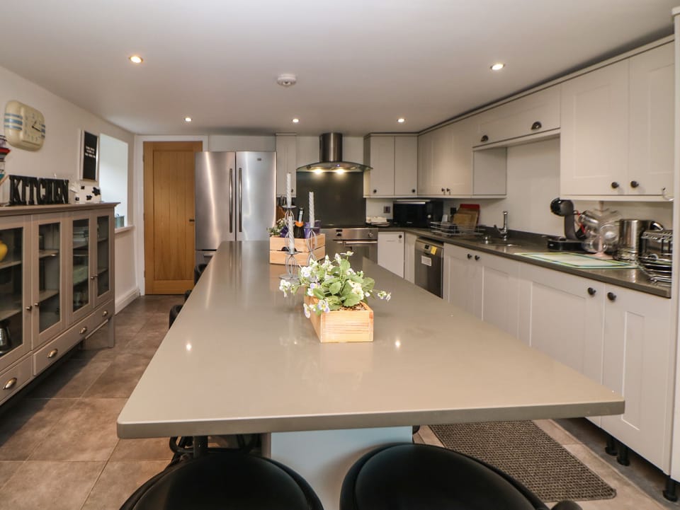 Cottage | Private kitchen | Fridge, microwave, dishwasher, electric kettle
