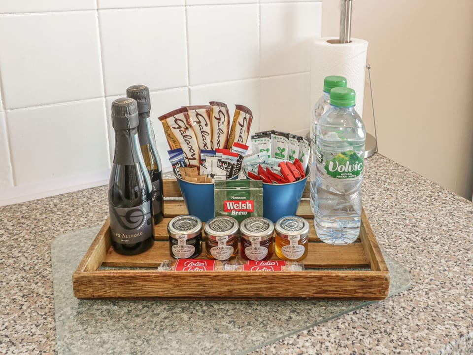 Cottage | Private kitchen | Fridge, electric kettle, toaster, cookware/dishes/utensils