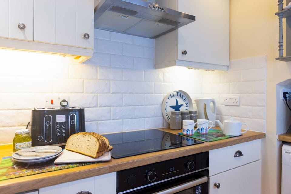Cottage | Private kitchen | Fridge, microwave, dishwasher, electric kettle